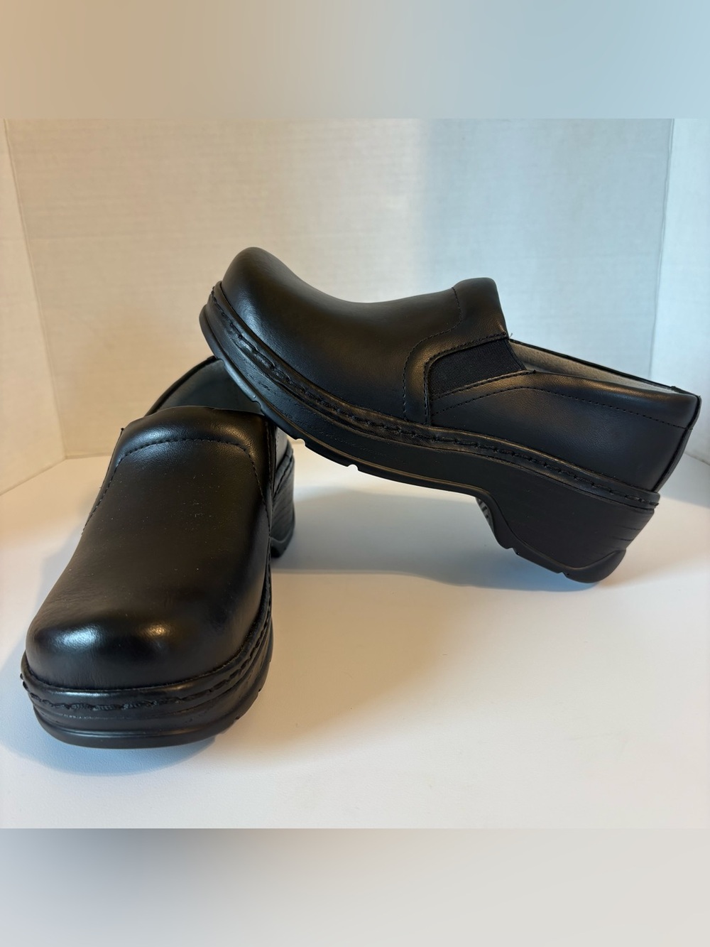 Klogs Women's Naples Leather Clogs Slip Resistant Sz 6M